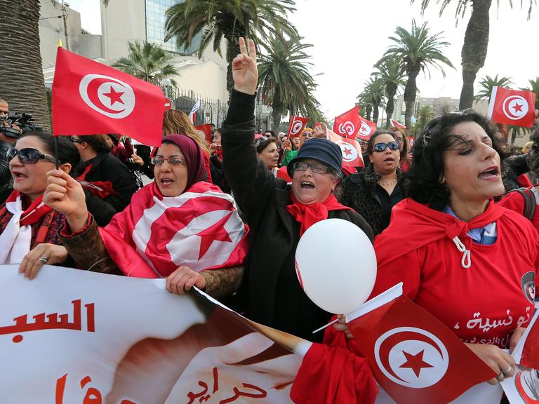 Tunesierinnen demonstrieren am internationalen Frauentag 2014 in Tunis für mehr Rechte. (8.3.2014)