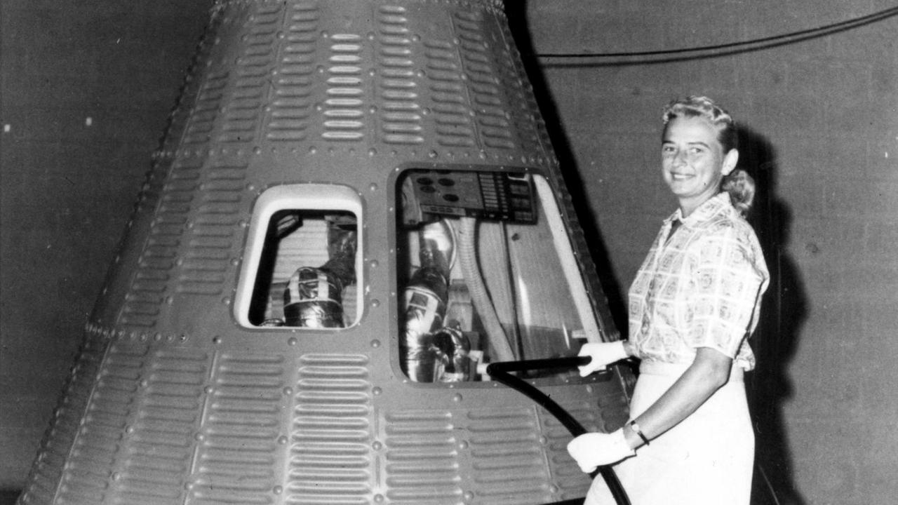 Jerry Cobb posiert neben einer Mercury Raumkapsel. Sie war eine TeilnehmerInnen des First Lady Astronaut Trainees (FLAT). Jerry Cobb posiert neben einer Mercury Raumkapsel. Sie war eine TeilnehmerInnen des First Lady Astronaut Trainees (FLAT).