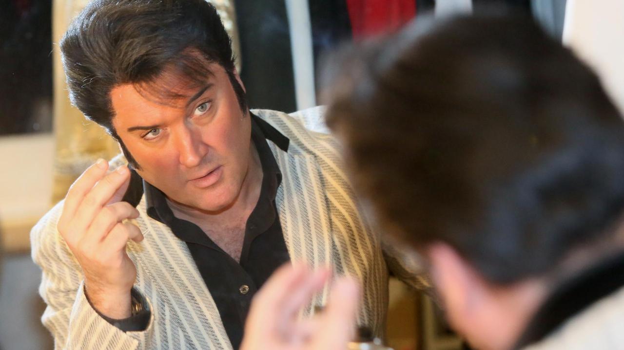 Der Ire Grahame Patrick bereitet sich am 06.01.2015 in Berlin für die Probe zu dem Musical "Elvis - Das Musical" als Doppelgänger des US-amerikanischen Sängers Elvis Presley vor. Patrick wird zum 80. Geburtstag von Elvis am 8. Januar in dem Musical im Hotel Estrel in Berlin als Elvis' Doppelgänger auftreten. Foto: Stephanie Pilick/dpa | Verwendung weltweit Der Ire Grahame Patrick bereitet sich am 06.01.2015 in Berlin für die Probe zu dem Musical "Elvis - Das Musical" als Doppelgänger des US-amerikanischen Sängers Elvis Presley vor. Patrick wird zum 80. Geburtstag von Elvis am 8. Januar in dem Musical im Hotel Estrel in Berlin als Elvis' Doppelgänger auftreten. Foto: Stephanie Pilick/dpa | Verwendung weltweit