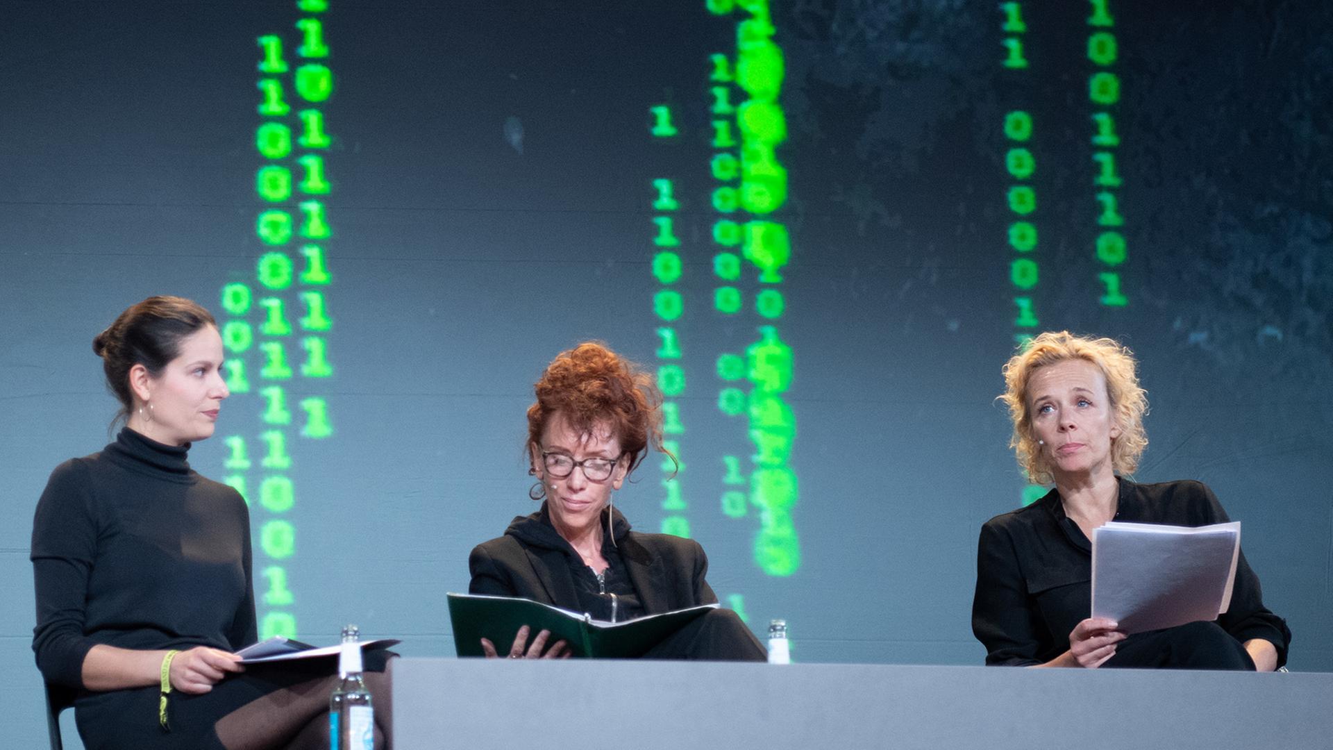 dpatopbilder - 08.05.2019, Berlin: Die Schriftstellerin Sibylle Berg (M) und Schauspielerin Katje Riemann (r) lesen während der Digitalkonferenz "re:publica" aus dem Roman "GRM: Brainfuck" von Sibylle Berg. Links sitzt Moderatorin Nora Wohlfeil. dpatopbilder - 08.05.2019, Berlin: Die Schriftstellerin Sibylle Berg (M) und Schauspielerin Katje Riemann (r) lesen während der Digitalkonferenz "re:publica" aus dem Roman "GRM: Brainfuck" von Sibylle Berg. Links sitzt Moderatorin Nora Wohlfeil.
