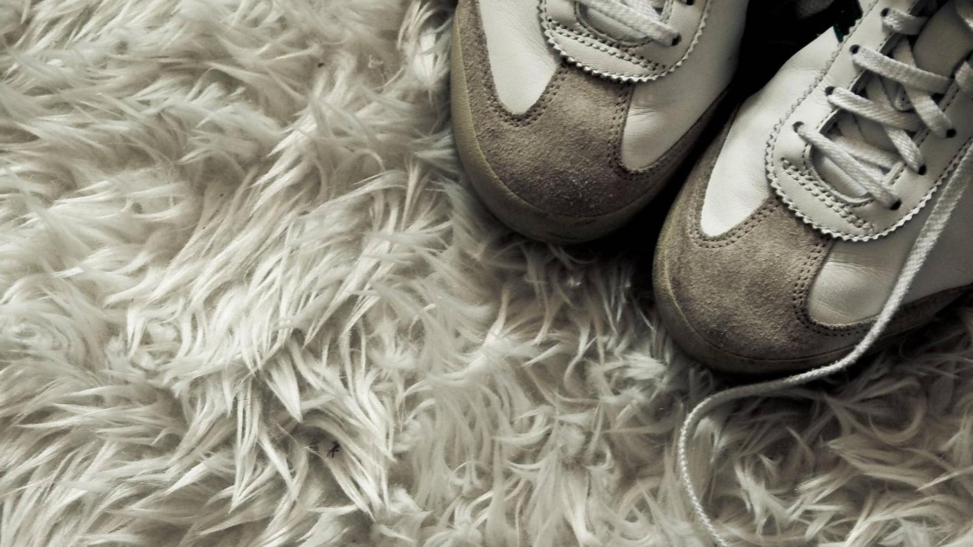 Turnschuhe auf Flokatiteppich. Turnschuhe auf Flokatiteppich.