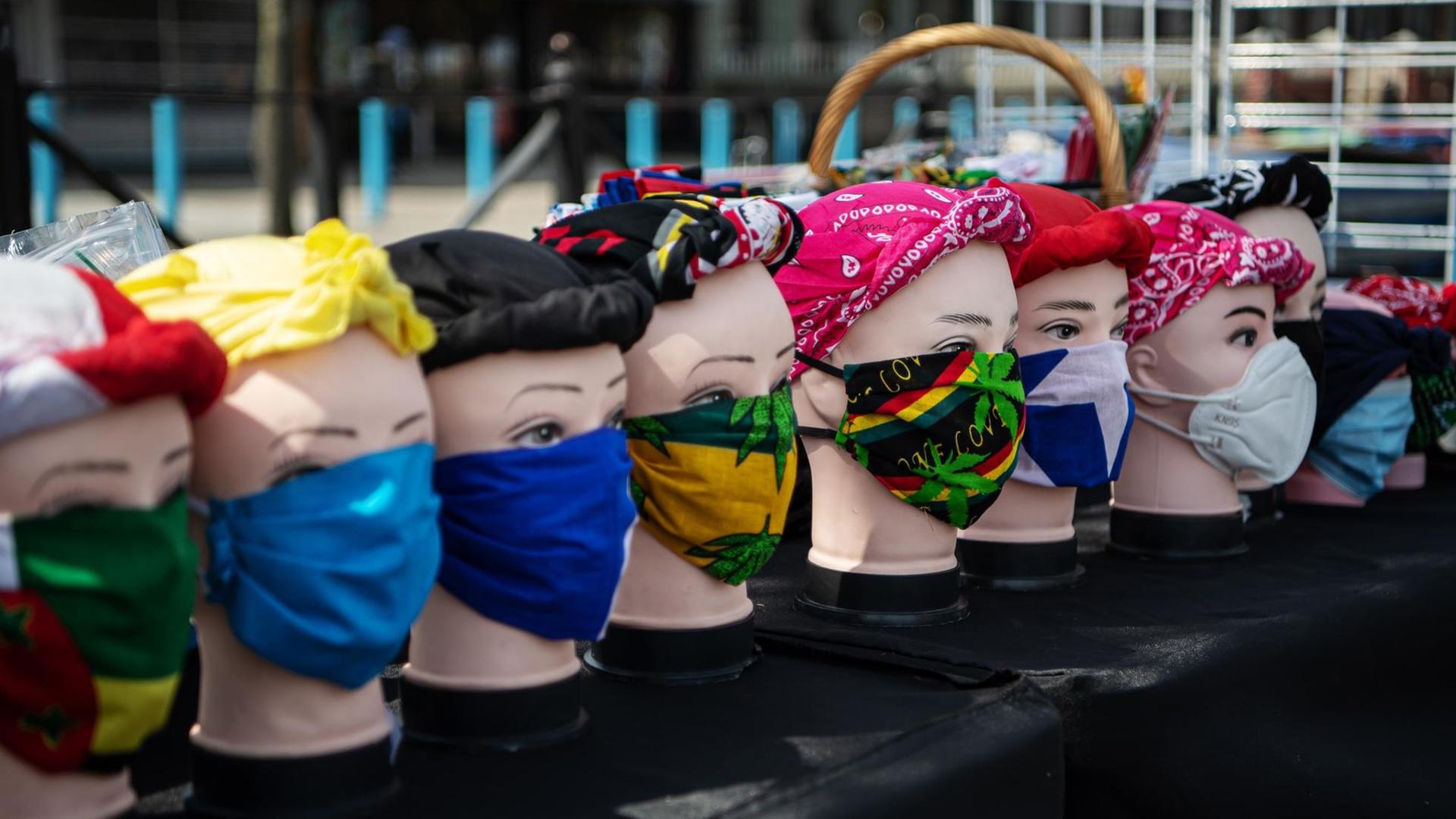 Ein Stand in New York, an dem bunte Masken als Mundschutz verkauft werden. Ein Stand in New York, an dem bunte Masken als Mundschutz verkauft werden.