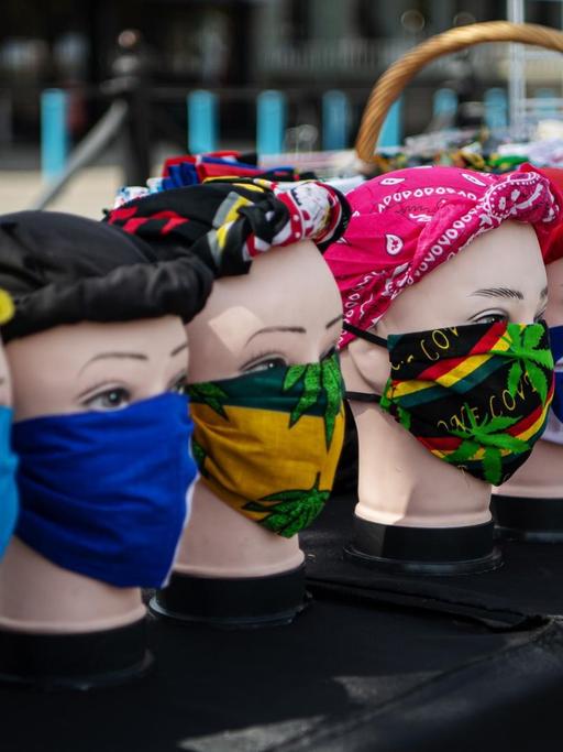 Ein Stand in New York, an dem bunte Masken als Mundschutz verkauft werden.