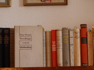 Bücher von Georg Hermann, dessen Werke bei der Bücherverbrennung am 10. Mai 1933 von den Nazis vernichtet wurden Bücher von Georg Hermann, dessen Werke bei der Bücherverbrennung am 10. Mai 1933 von den Nazis vernichtet wurden