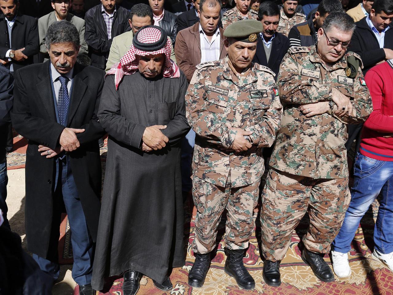Der Vater des jordanischen Piloten Muath al-Kasaesbeh (2.v.l.) bei einer Trauerfeier für seinen Sohn Der Vater des jordanischen Piloten Muath al-Kasaesbeh (2.v.l.) bei einer Trauerfeier für seinen Sohn