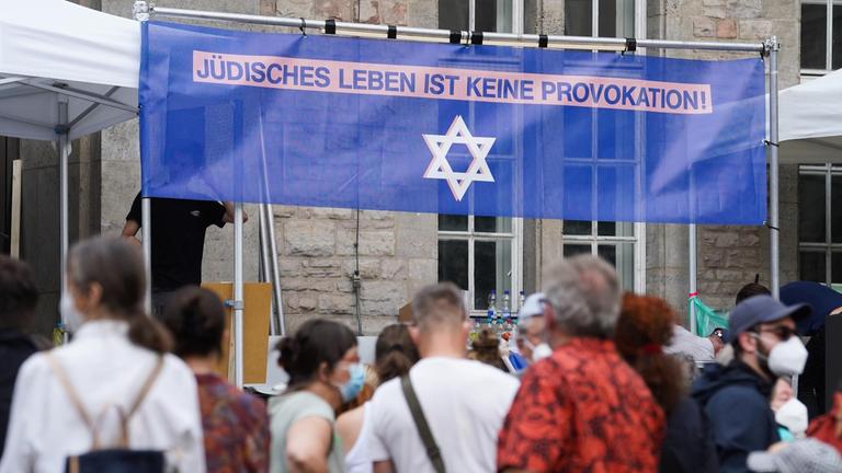 Ein Transparent mit der Aufschrift "Jüdisches Leben ist keine Provokation!" zeigt das Motto einer Kundgebung gegen Antisemitismus in Berlin-Neukölln.