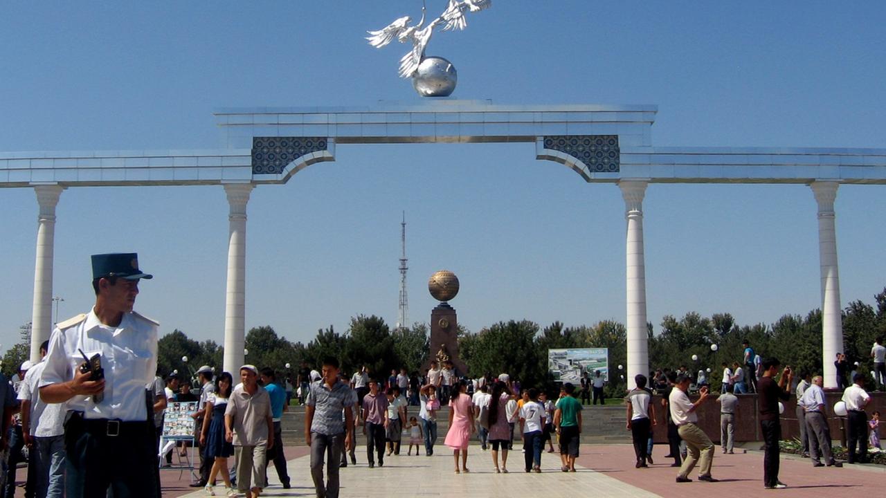 Stadtpark in Taschkent, Usbekistan, Feierlichkeiten zum Unabhängigkeitstag. Am 1.9.2011 ist das Land seit 20 Jahren unabhängig von der eh. Sowjetunion. Stadtpark in Taschkent, Usbekistan, Feierlichkeiten zum Unabhängigkeitstag. Am 1.9.2011 ist das Land seit 20 Jahren unabhängig von der eh. Sowjetunion.