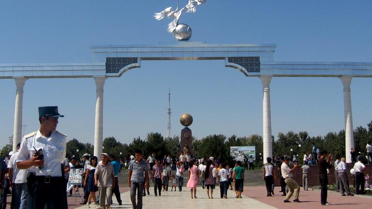 Stadtpark in Taschkent, Usbekistan, Feierlichkeiten zum Unabhängigkeitstag. Am 1.9.2011 ist das Land seit 20 Jahren unabhängig von der eh. Sowjetunion.