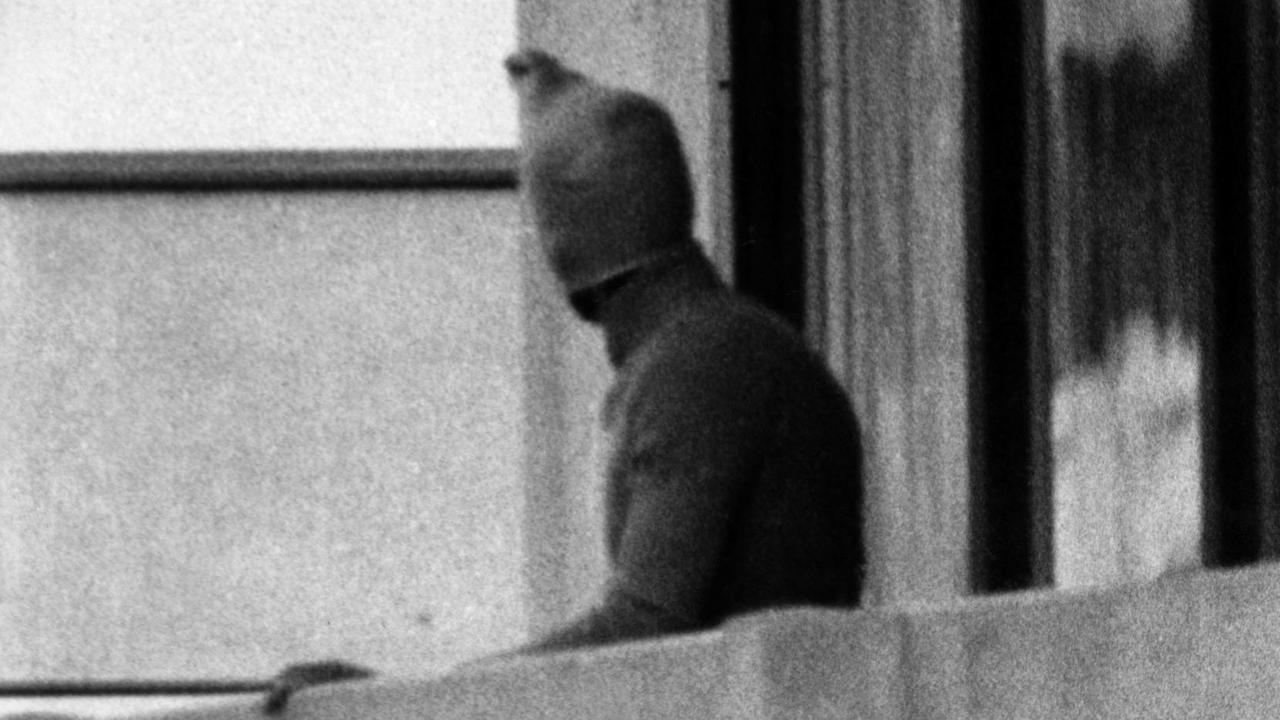 Ein vermummter arabischer Terrorist zeigt sich am 05.09.1972 auf dem Balkon des israelischen Mannschaftsquartiers im Olympischen Dorf der Münchner Sommerspiele. Ein vermummter arabischer Terrorist zeigt sich am 05.09.1972 auf dem Balkon des israelischen Mannschaftsquartiers im Olympischen Dorf der Münchner Sommerspiele.