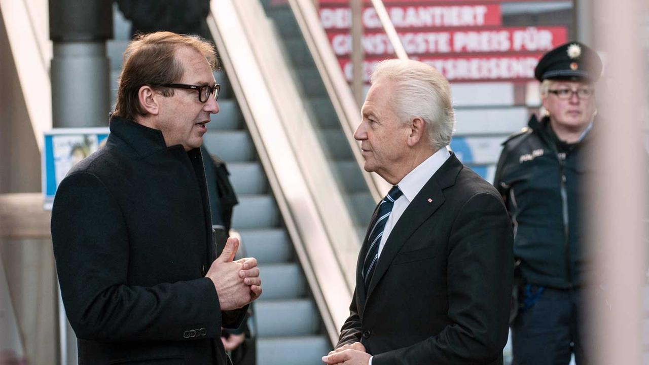 Bundesverkehrsminister Alexander Dobrindt (CSU) und der Chef der Deutschen Bahn Rüdiger Grube (r) unterhalten sich am 11.11.2011 in Berlin in der Eingangshalle des Hauptbahnhofes. Dort stellten beide ein Milliarden schweres Investitionsprogramm vor. Danach stehen der DB 28 Milliarden Euro von 2015 bis 2019 für das Schienennetz zur Verfügung.