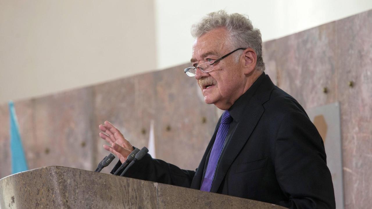 Der Literaturwissenschaftler Hans Ulrich Gumbrecht steht hinter einem Rednerpult und hält die Laudatio für den Friedenspreis des Deutschen Buchhandels im Jahr 2018.