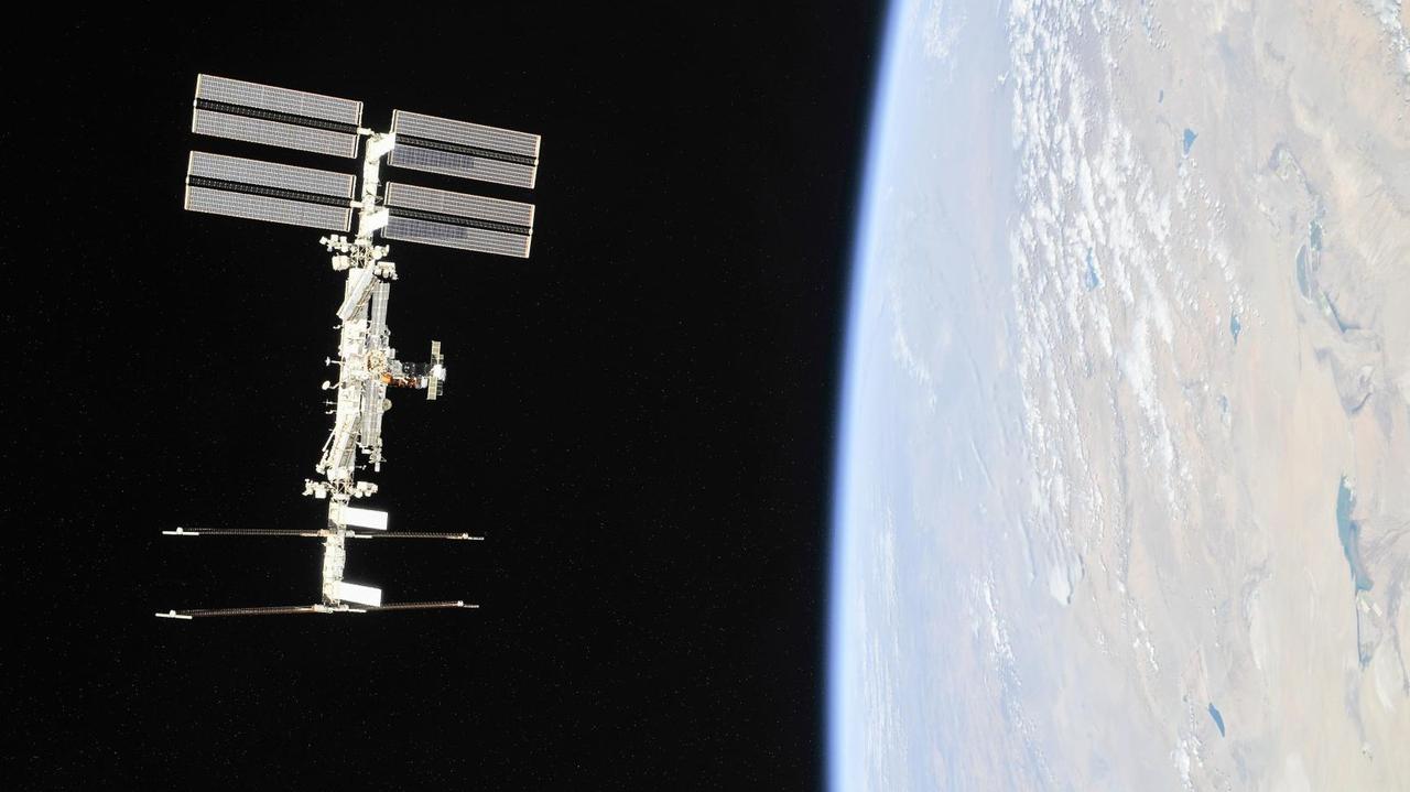 Die Internationale Raumstation ISS, aufgenommen am 04.10.2018 von der Besatzung einer Sojus-Raumfähre. Die Internationale Raumstation ISS, aufgenommen am 04.10.2018 von der Besatzung einer Sojus-Raumfähre.