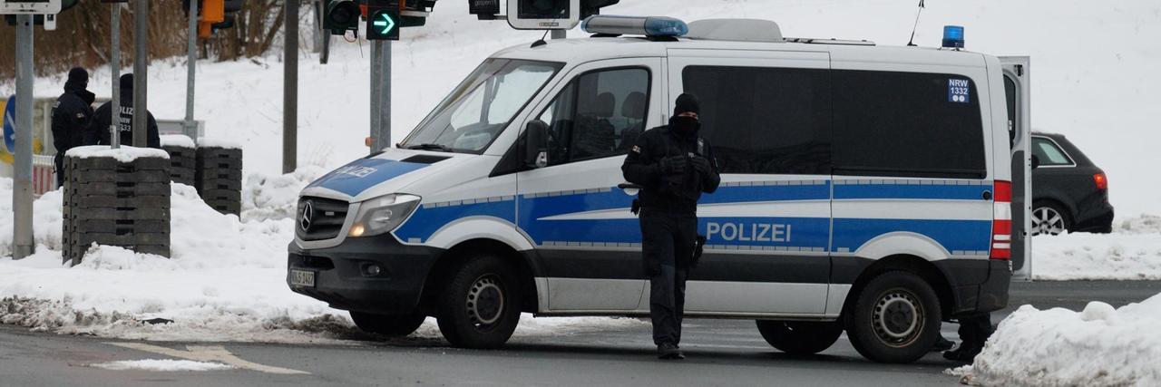 Polizisten sperren die Zufahrt zum Skigebiet im nordrhein-westfälischen Winterberg. Polizisten sperren die Zufahrt zum Skigebiet im nordrhein-westfälischen Winterberg.