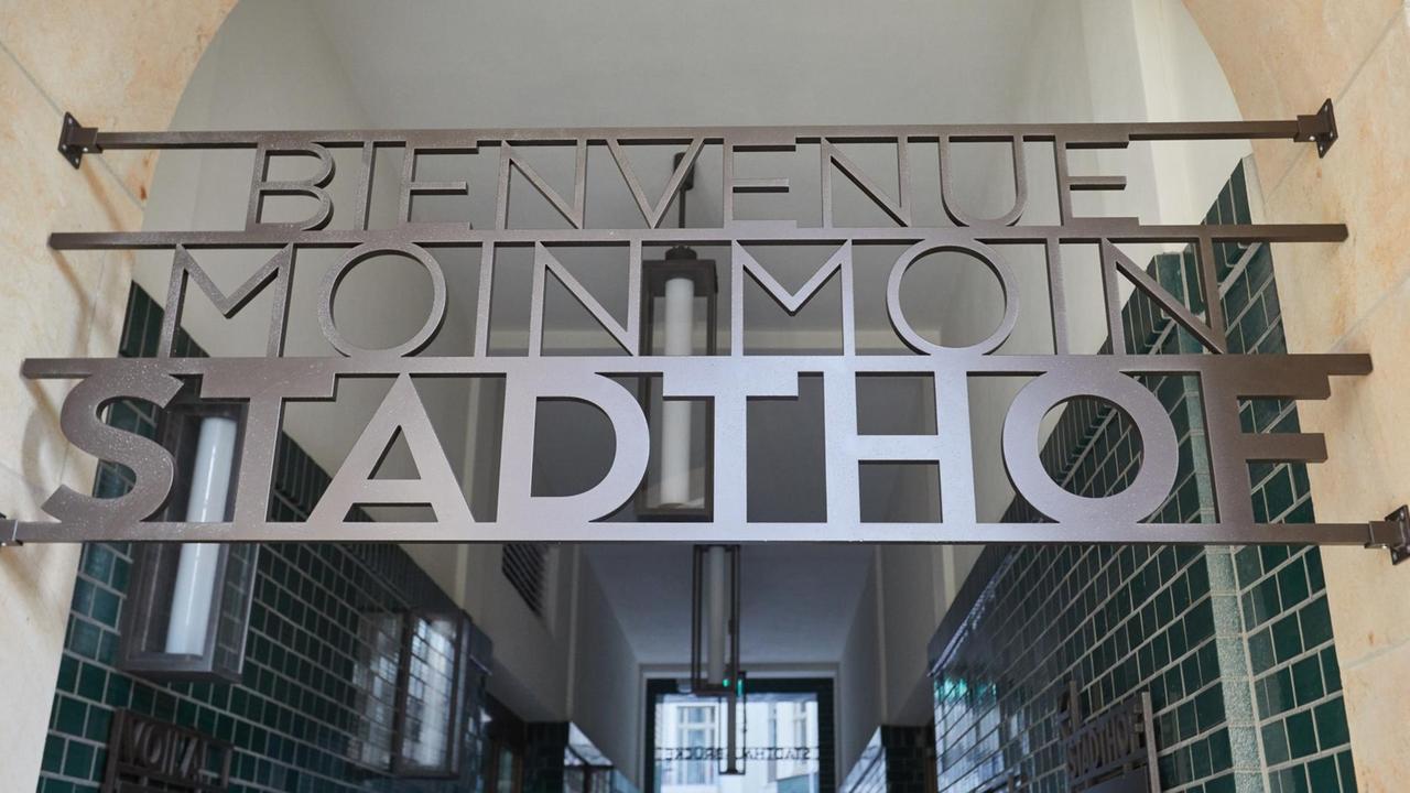 Der Schriftzug "Bienvenue Moin Moin Stadthof" am Tor zum neuen Stadthöfe-Komplex in der Hamburger Innenstadt. Der umstrittene schmiedeeiserne Schriftzug soll entfernt werden. Der Schriftzug "Bienvenue Moin Moin Stadthof" am Tor zum neuen Stadthöfe-Komplex in der Hamburger Innenstadt. Der umstrittene schmiedeeiserne Schriftzug soll entfernt werden.