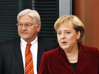 Bundeskanzlerin Angela Merkel und Bundesaußenminister Frank-Walter Steinmeier betreten zu Beginn einer Kabinettssitzung im Kanzleramt in Berlin den Kabinettssaal.