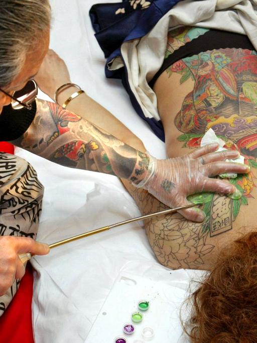 Der japanische Tattoo-Künstler Horiyoshi San Daime bei der Arbeit