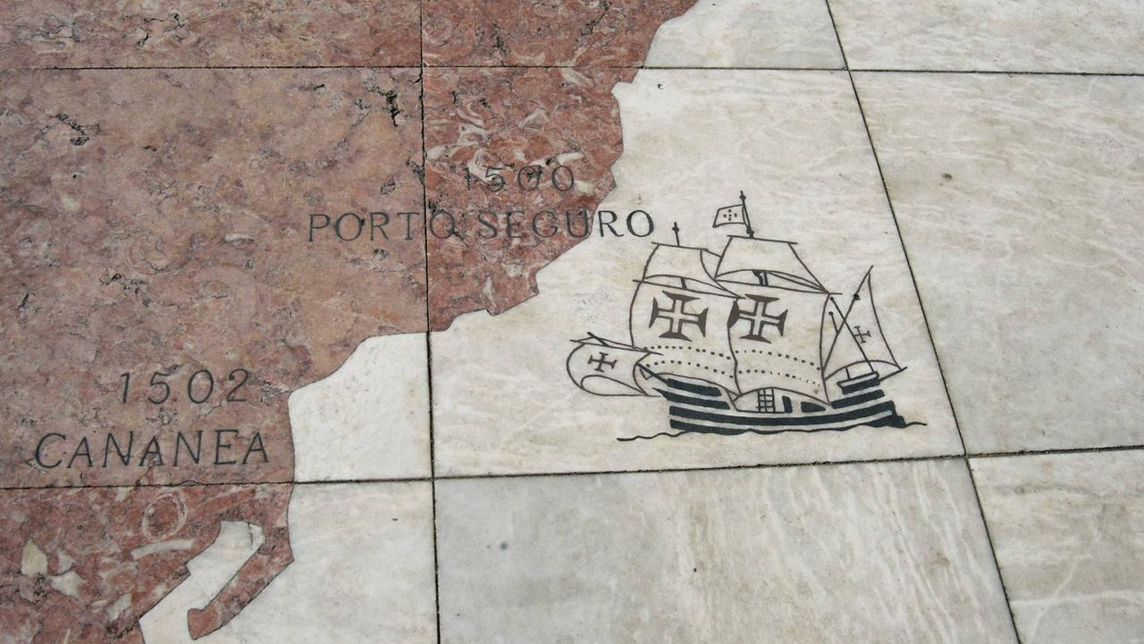 Ein aufgemaltes Schiff fährt in Richtung Land, an die brasilianische Küste bei Porto Seguro. Ein aufgemaltes Schiff fährt in Richtung Land, an die brasilianische Küste bei Porto Seguro.