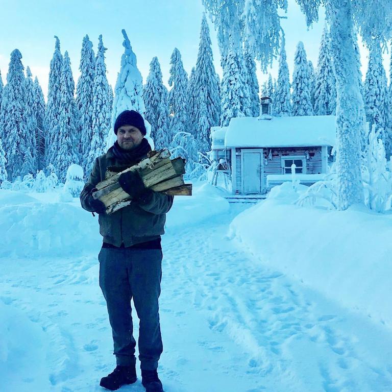 Der finnische Künstler Antti Majava beim Holzholen