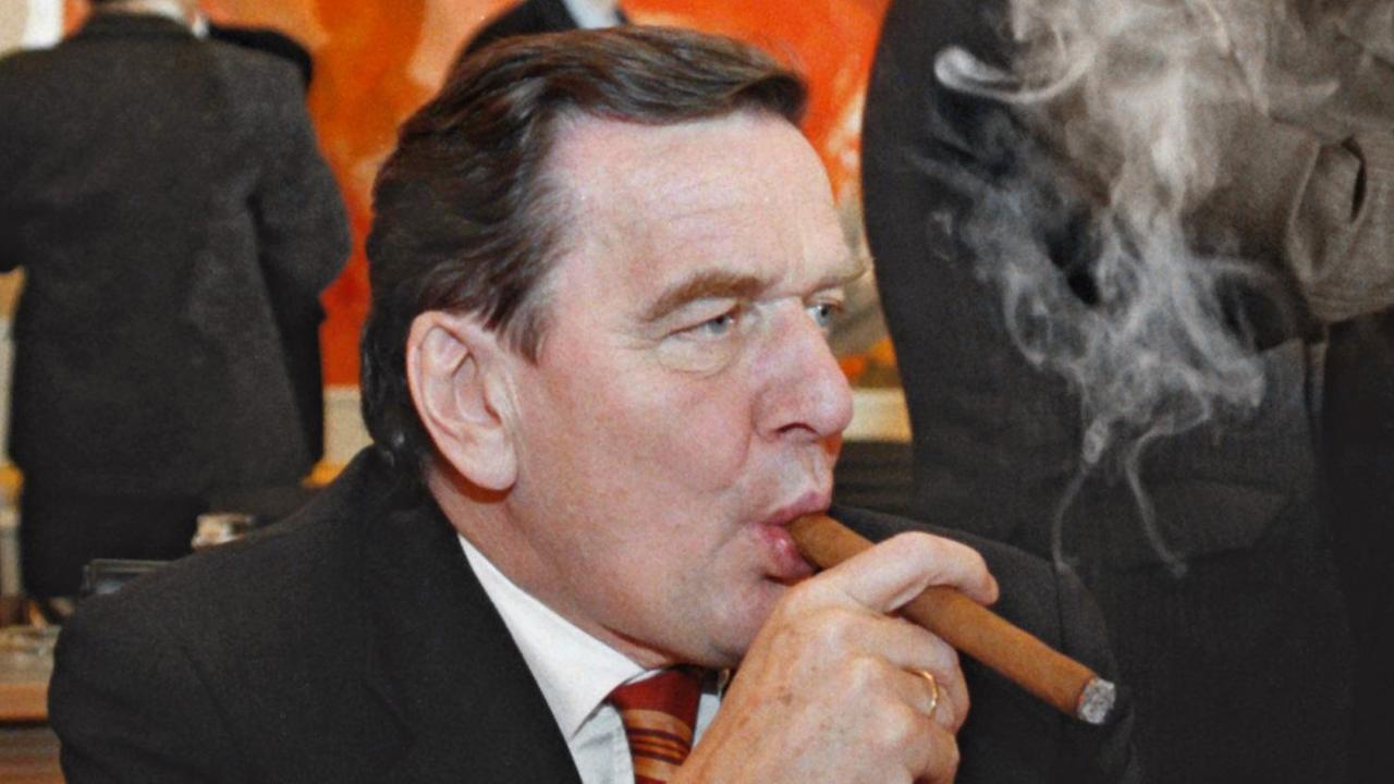 Bundeskanzler Gerhard Schröder pafft eine dicke Zigarre; Aufnahme vom Dezember 1998 in der in der Wiener Hofburg. Bundeskanzler Gerhard Schröder pafft eine dicke Zigarre; Aufnahme vom Dezember 1998 in der in der Wiener Hofburg.