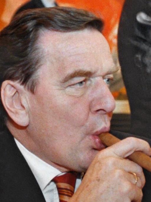 Bundeskanzler Gerhard Schröder pafft eine dicke Zigarre; Aufnahme vom Dezember 1998 in der in der Wiener Hofburg.