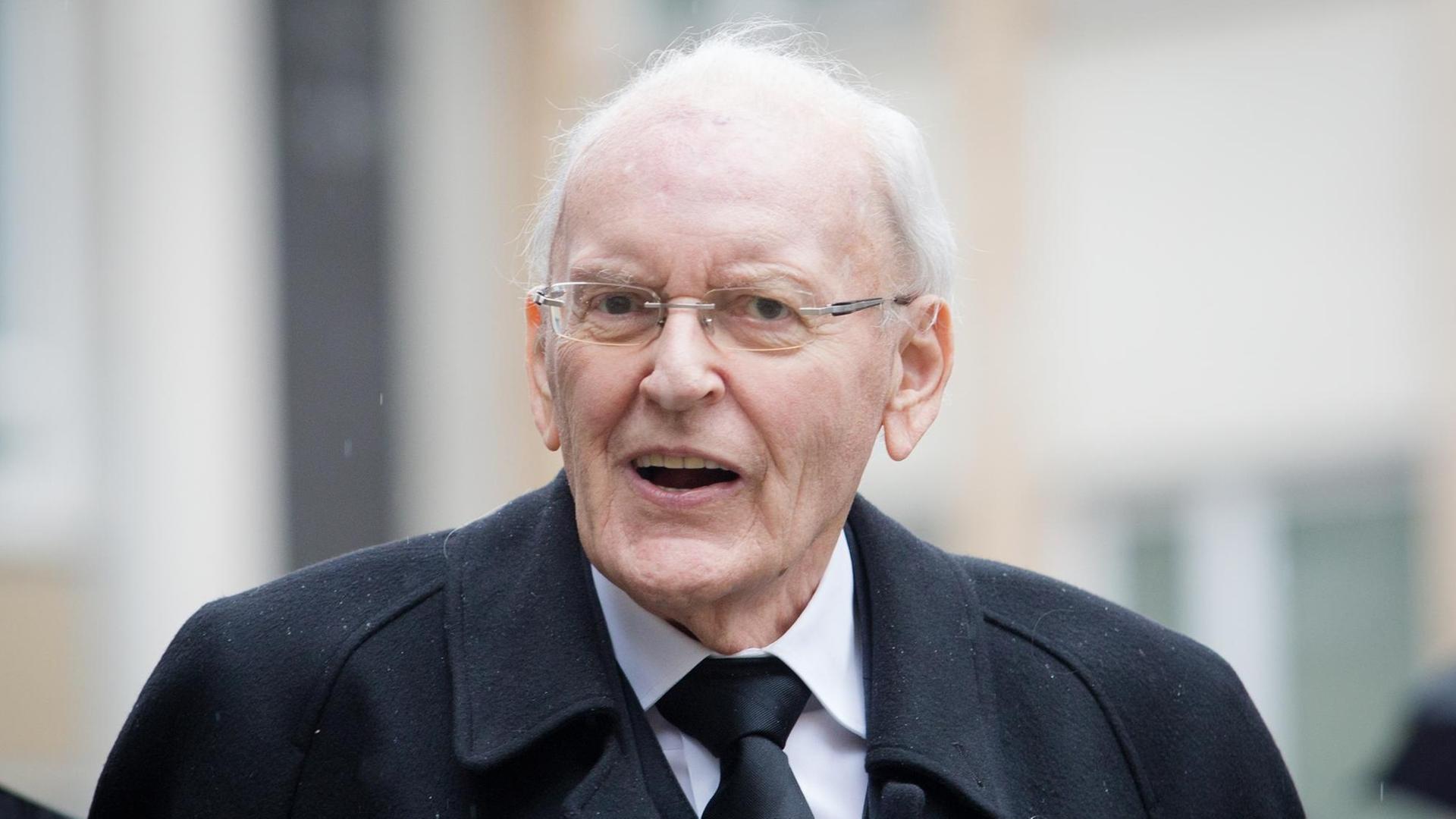 Roman Herzog, ehemaliger Bundespräsident, verlässt am 30.03.2016 die Stiftskirche in Stuttgart (Baden-Württemberg) nach einem Trauergottesdienst für den verstorbenen ehemaligen Ministerpräsidenten von Baden-Württemberg, Lothar Späth. Roman Herzog, ehemaliger Bundespräsident, verlässt am 30.03.2016 die Stiftskirche in Stuttgart (Baden-Württemberg) nach einem Trauergottesdienst für den verstorbenen ehemaligen Ministerpräsidenten von Baden-Württemberg, Lothar Späth.