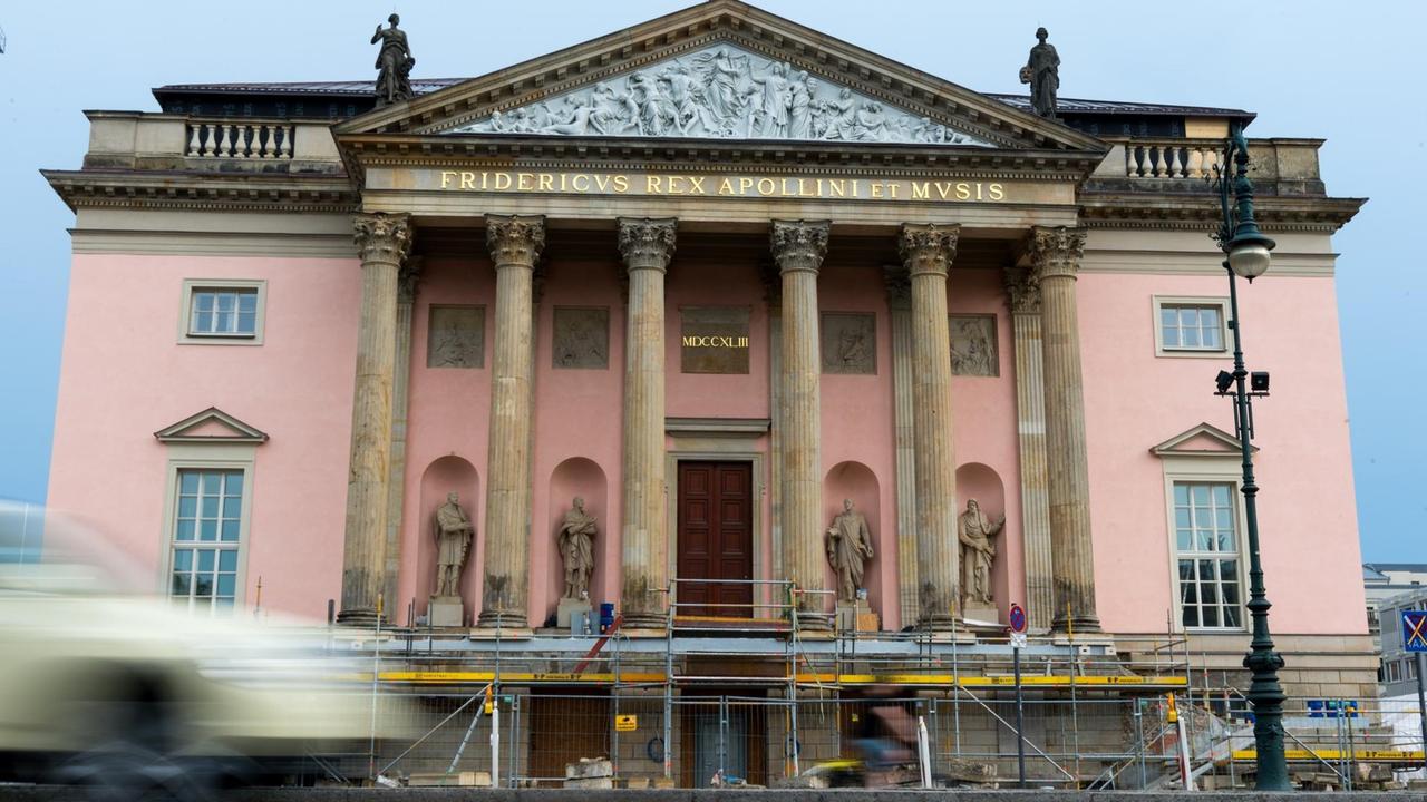 Die Außenansicht der Berliner Staatsoper, aufgenommen am 22.06.2017 in Berlin nach der Jahres-Pressekonferenz der Staatsoper zur Spielzeit 2017/2018. Die Außenansicht der Berliner Staatsoper, aufgenommen am 22.06.2017 in Berlin nach der Jahres-Pressekonferenz der Staatsoper zur Spielzeit 2017/2018.