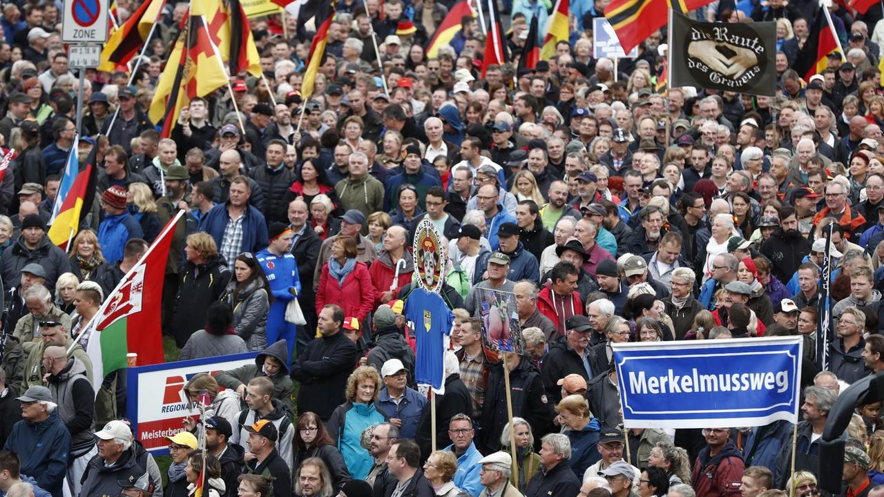 Teilnehmer einer "Pegida"-Demonstration anlässlich der Feierlichkeiten zur Deutschen Einheit in Dresden. Teilnehmer einer "Pegida"-Demonstration anlässlich der Feierlichkeiten zur Deutschen Einheit in Dresden.