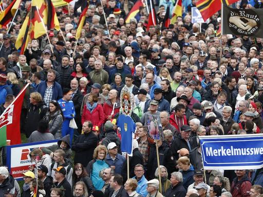 Teilnehmer einer "Pegida"-Demonstration anlässlich der Feierlichkeiten zur Deutschen Einheit in Dresden.