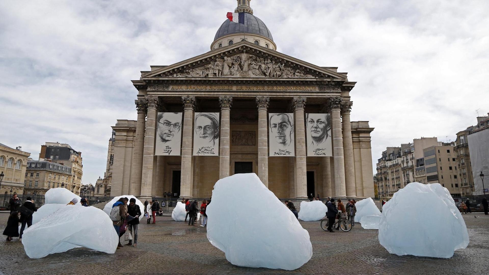 Besucher mit Eisblöcken aus Grönland im Rahmen der Ausstellung "Ice Watch Paris" vom dänischen Künstler Olafur Eliasson, Paris Dezember 2015