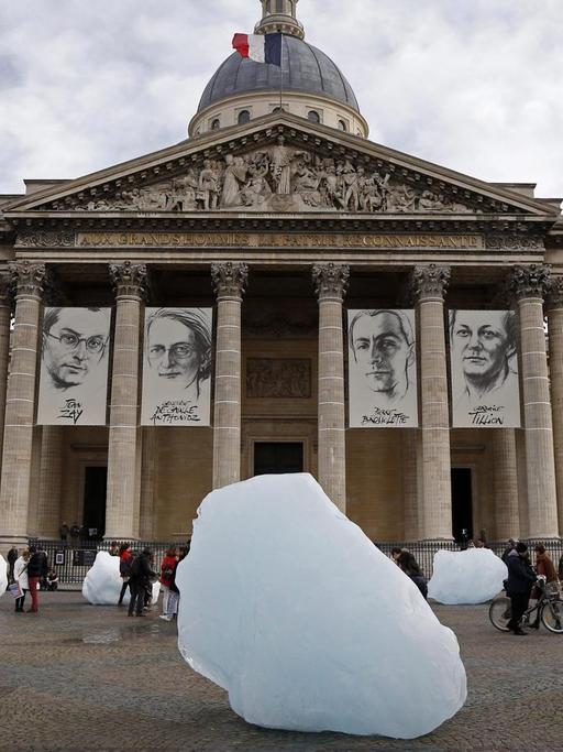 Besucher mit Eisblöcken aus Grönland im Rahmen der Ausstellung "Ice Watch Paris" vom dänischen Künstler Olafur Eliasson, Paris Dezember 2015