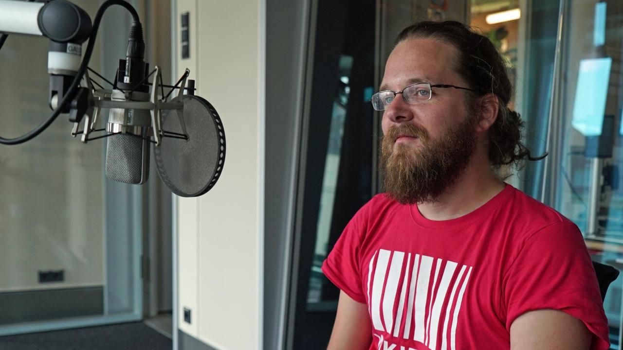 Arne Semsrott im Deutschlandfunk Kultur Studio 9. Arne Semsrott im Deutschlandfunk Kultur Studio 9.