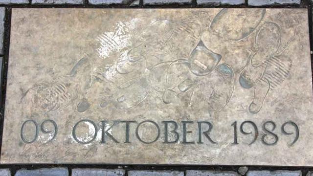 Eine Bronzeplatte mit Fußabdrücken erinnert an die Montagsdemo vom 09. Oktober 1989 in Leipzig auf dem Nikolaikirchhof.