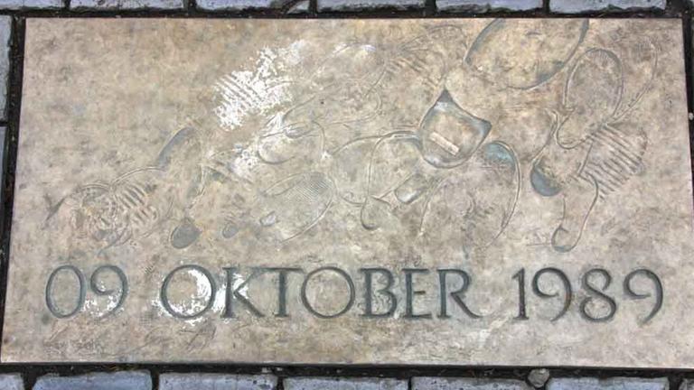 Eine Bronzeplatte mit Fußabdrücken erinnert an die Montagsdemo vom 09. Oktober 1989 in Leipzig auf dem Nikolaikirchhof. Eine Bronzeplatte mit Fußabdrücken erinnert an die Montagsdemo vom 09. Oktober 1989 in Leipzig auf dem Nikolaikirchhof.