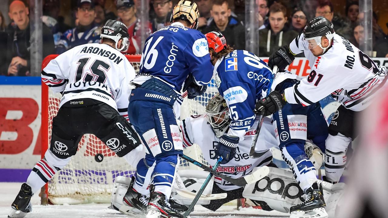 Spielsituation auf einem Eishockey-Feld Spielsituation auf einem Eishockey-Feld