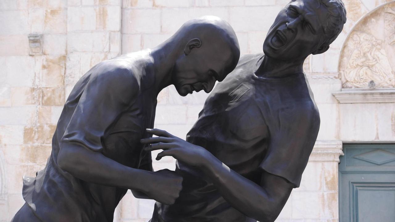 Eine Statue zeigt den Kopfstoß von Zinedine Zidane gegen Marco Materazzi Eine Statue zeigt den Kopfstoß von Zinedine Zidane gegen Marco Materazzi