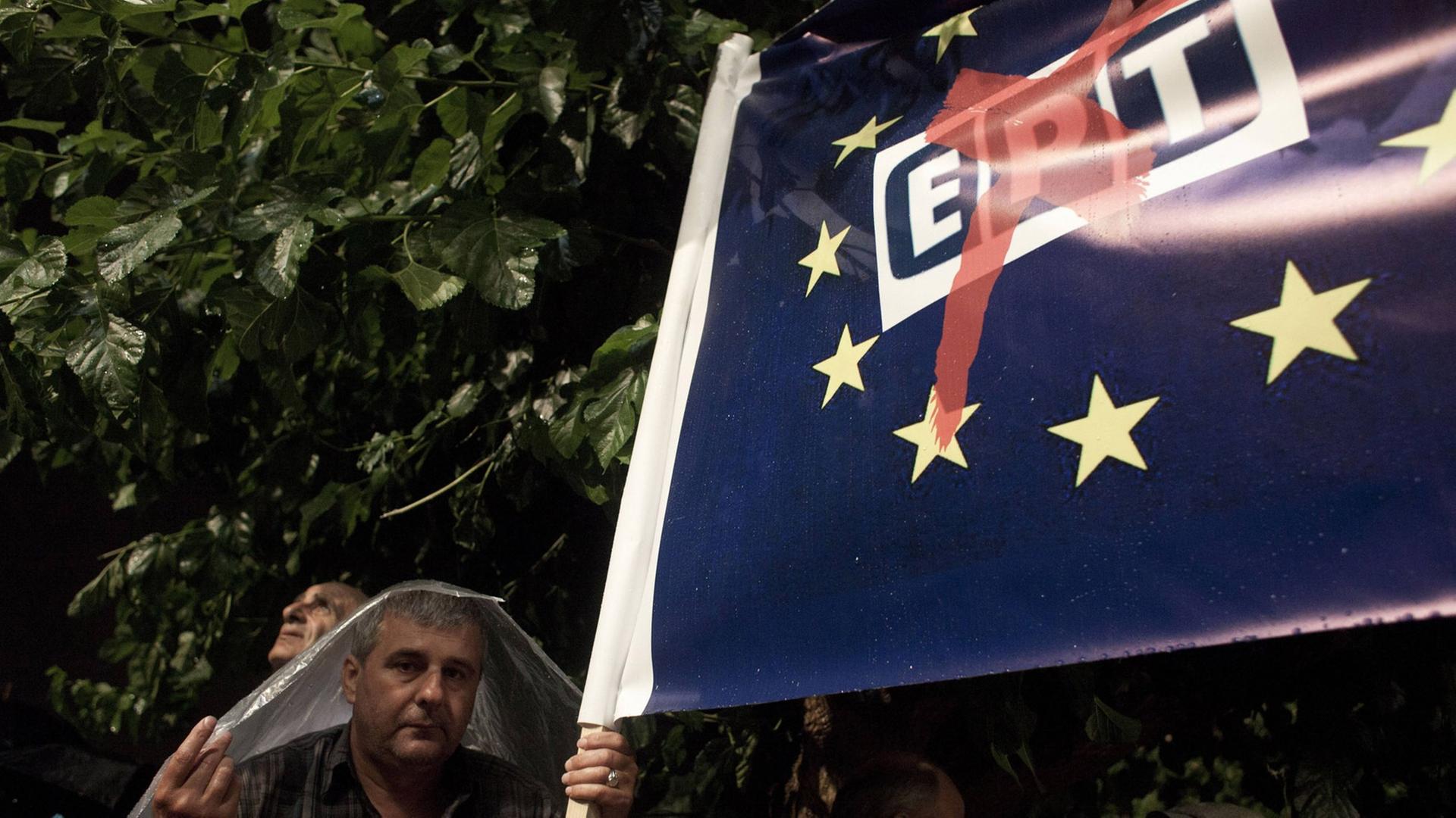 ERT 12/06/2013: Demonstration in Athen vor dem Hauptquartier des öffentlichen Rundfunks ERT gegen die Schließung.