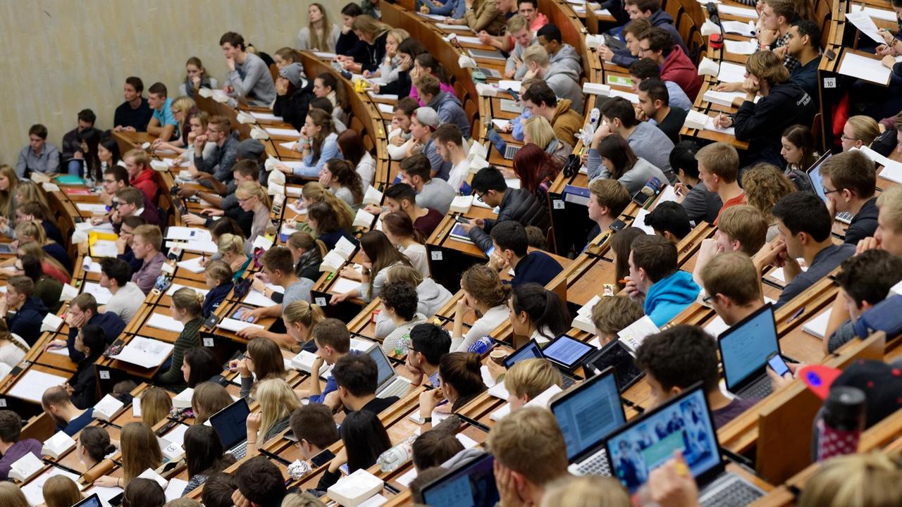 Studierende der Georg-August-Universität in Göttingen sitzen in einem Hörsaal. Studierende der Georg-August-Universität in Göttingen sitzen in einem Hörsaal.