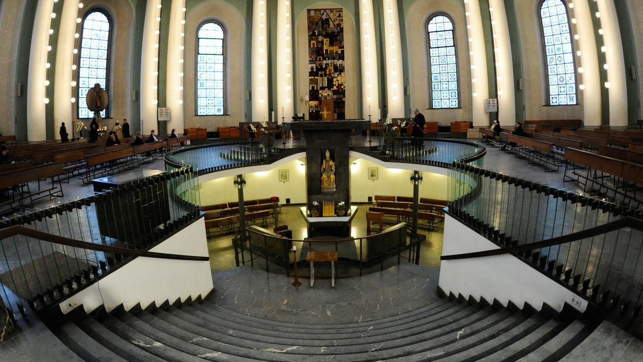 Die St.-Hedwigs-Kathedrale 07.02.2010 während eines Hochamts. Die katholische Kathedrale an der Südostecke des Bebelplatzes entstand Mitte des 18. Jahrhunderts, sie war der zweite Bau des geplanten Forum Fridericianum und ist heute die Bischofskirche des Bistums Berlin. Foto: Soeren Stache Die St.-Hedwigs-Kathedrale 07.02.2010 während eines Hochamts. Die katholische Kathedrale an der Südostecke des Bebelplatzes entstand Mitte des 18. Jahrhunderts, sie war der zweite Bau des geplanten Forum Fridericianum und ist heute die Bischofskirche des Bistums Berlin. Foto: Soeren Stache