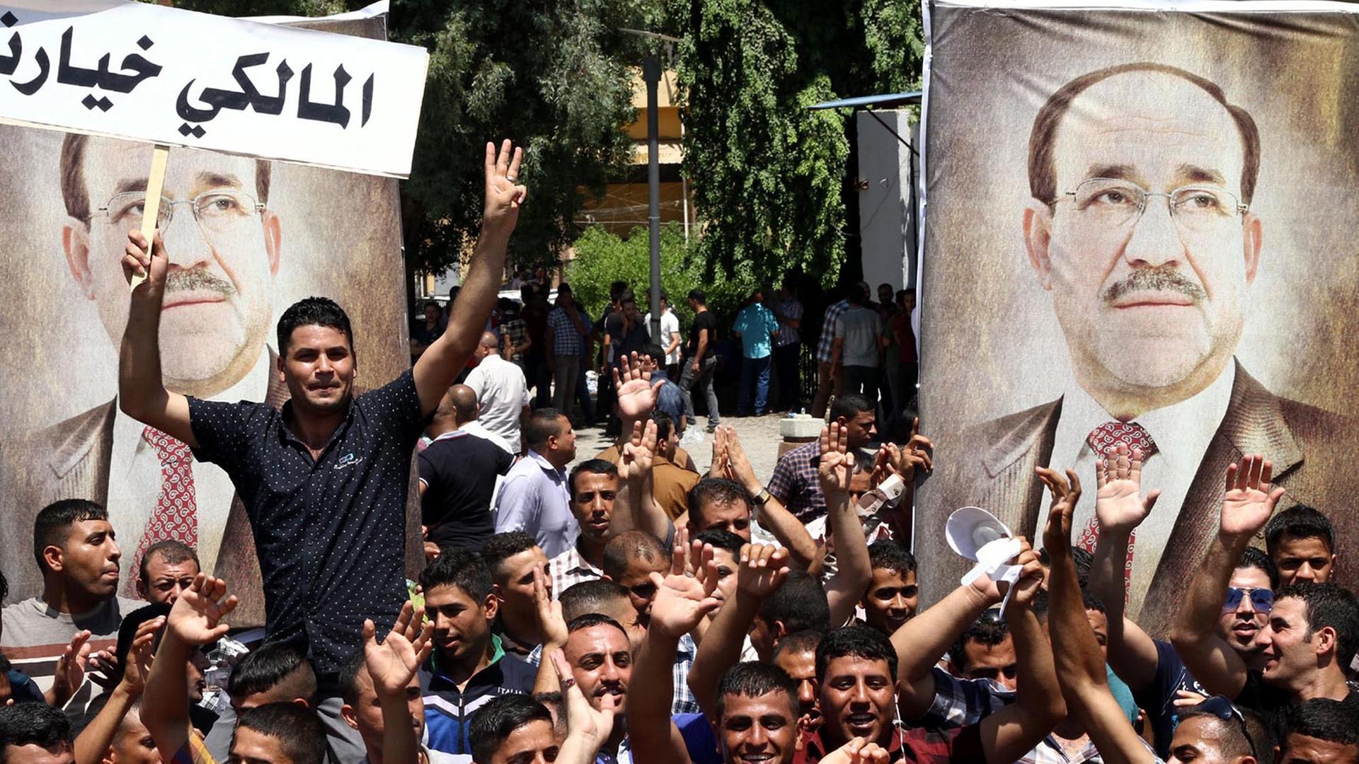 Unterstützer des irakischen Regierungschefs Nuri al-Maliki demonstrieren am Montag im Zentrum von Bagdad. Unterstützer des irakischen Regierungschefs Nuri al-Maliki demonstrieren am Montag im Zentrum von Bagdad.