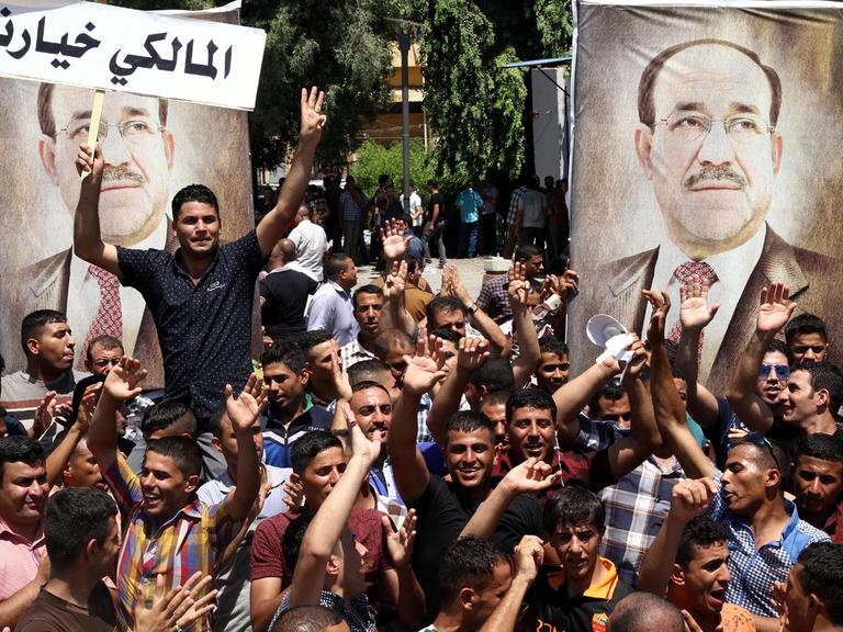 Unterstützer des irakischen Regierungschefs Nuri al-Maliki demonstrieren am Montag im Zentrum von Bagdad.