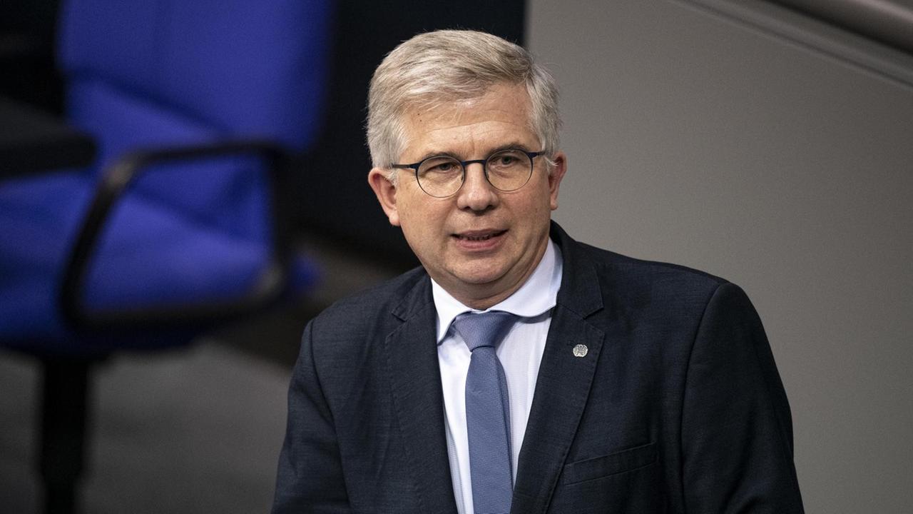 Der FDP-Politiker und Mediziner Andrew Ullmann spricht im Bundestag