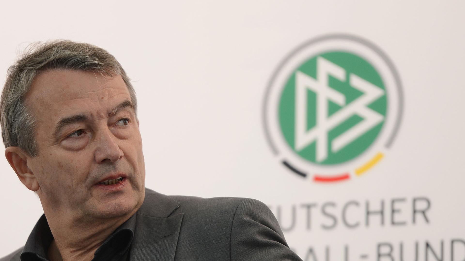 Wolfgang Niersbach, Präsident des Deutschen Fußball-Bundes (DFB), spricht auf einer Pressekonferenz in Danzig. Wolfgang Niersbach, Präsident des Deutschen Fußball-Bundes (DFB), spricht auf einer Pressekonferenz in Danzig.