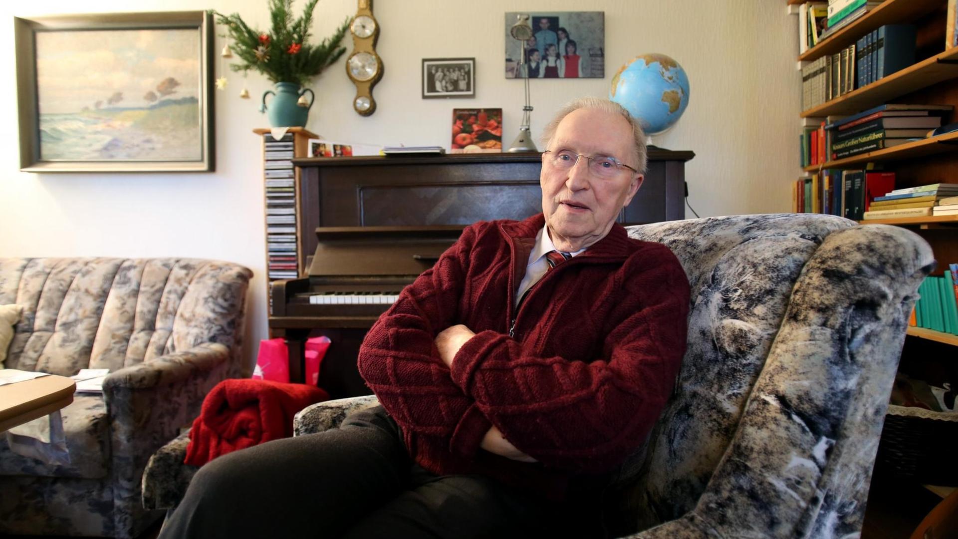 Pastor Uwe Holmer sitzt auf einem Sessel in seinem Wohnzimmer. Pastor Uwe Holmer sitzt auf einem Sessel in seinem Wohnzimmer.