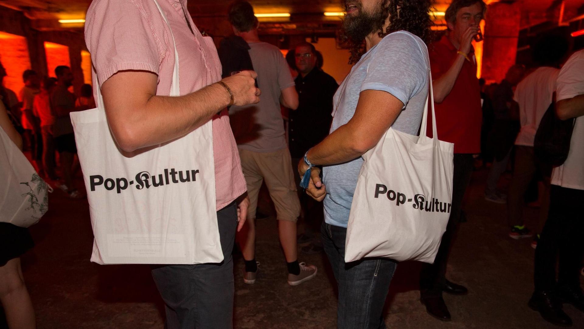 Gäste stehen bei der Eröffnung des Festivals "Pop-Kultur" im Club Berghain in Berlin. Gäste stehen bei der Eröffnung des Festivals "Pop-Kultur" im Club Berghain in Berlin.