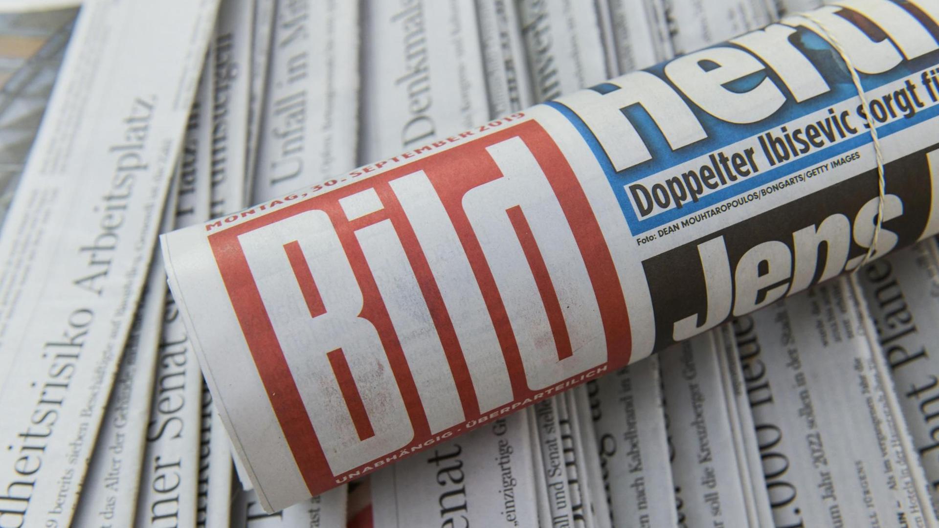 Auf dem Bild ist eine eingerollte Bildzeitung zu sehen. Auf dem Bild ist eine eingerollte Bildzeitung zu sehen.