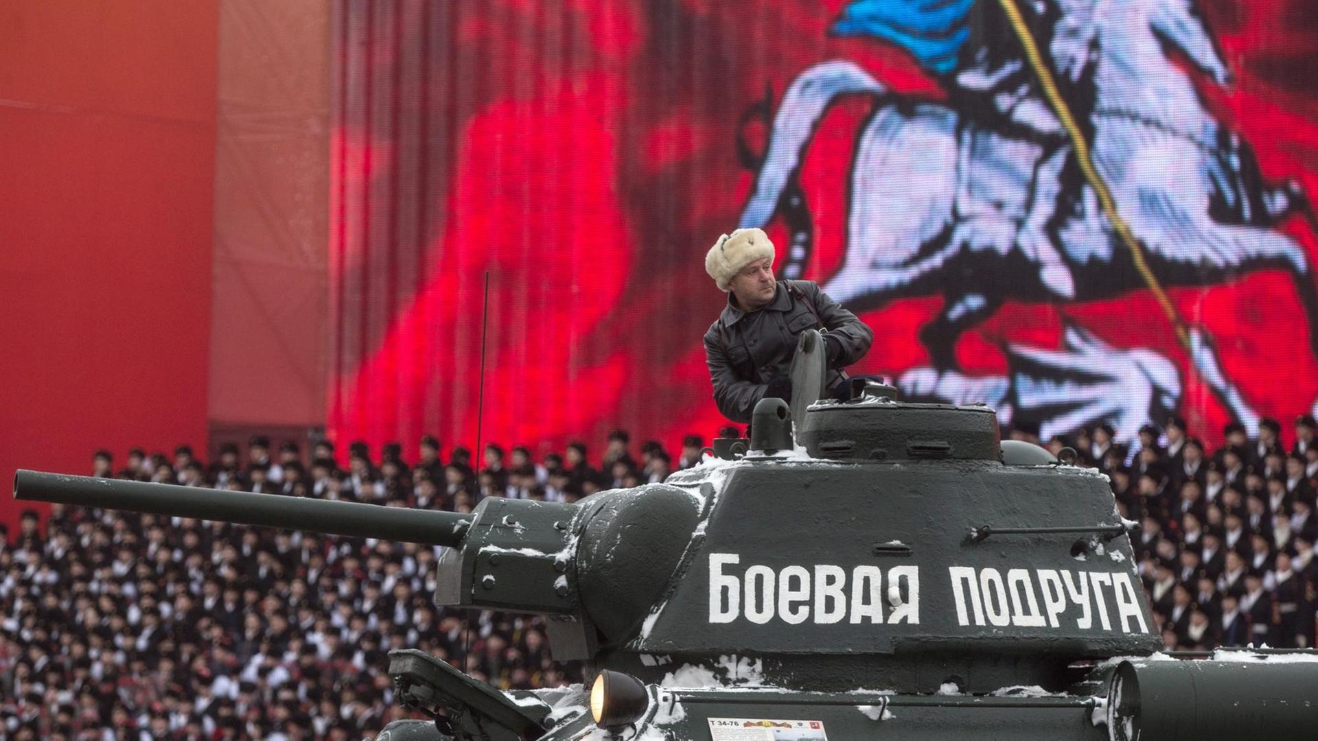 Soldaten in Uniformen des Zweiten Weltkriegs in Moskau, Russland, bei einer Militärparade - gefeiert wurde der 75. Jahrestag einer historischen Parade vom 7. November 1941, als die Rote Armee an die Front des Zweiten Weltkriegs zog, um Moskau gegen die deutschen Angriff zu verteidigen. In 1941, the parade marked the 24th anniversary of the Bolshevik Revolution.