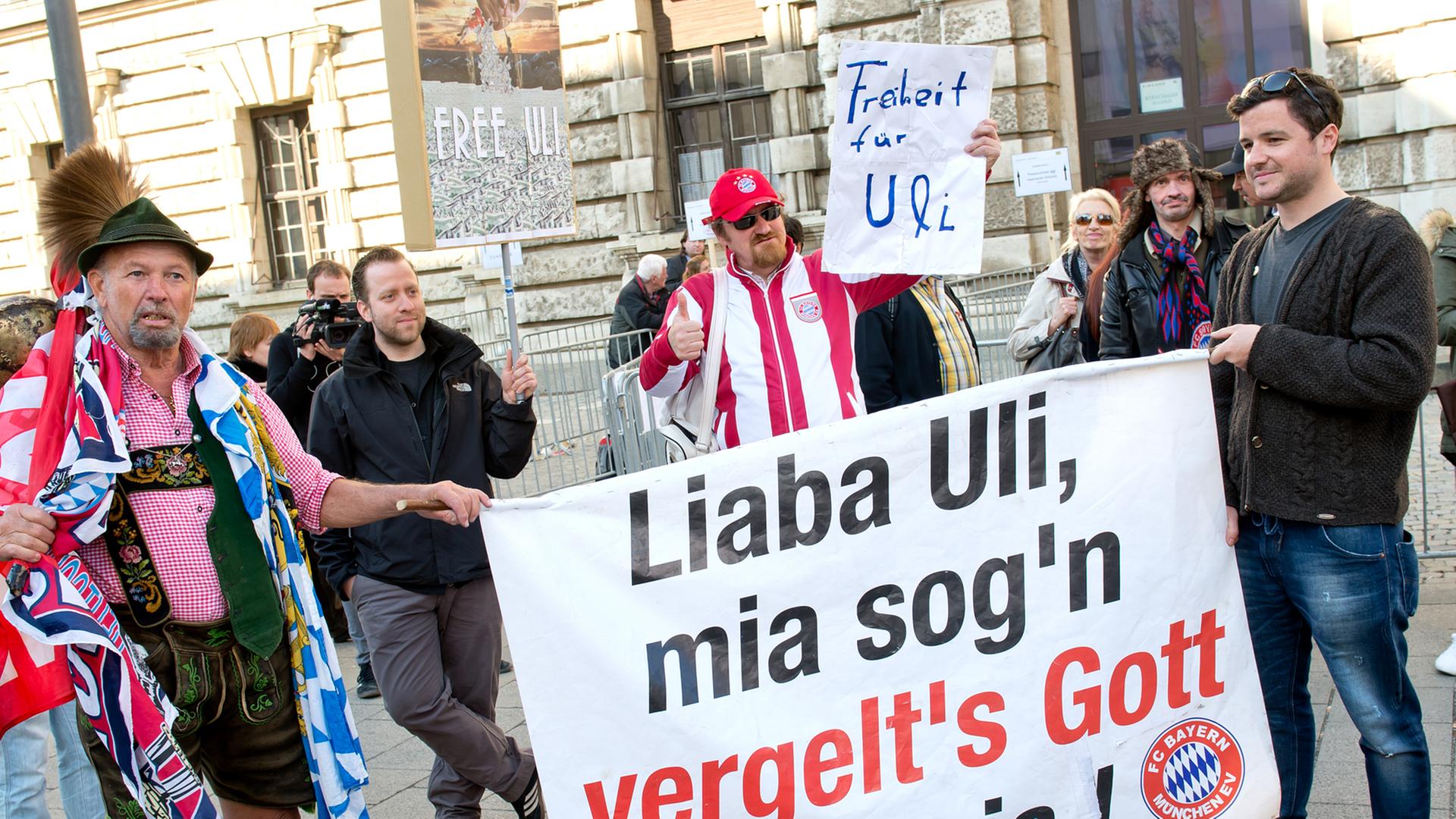Bayernfans halten zum "Liaban Uli" Bayernfans halten zum "Liaban Uli"