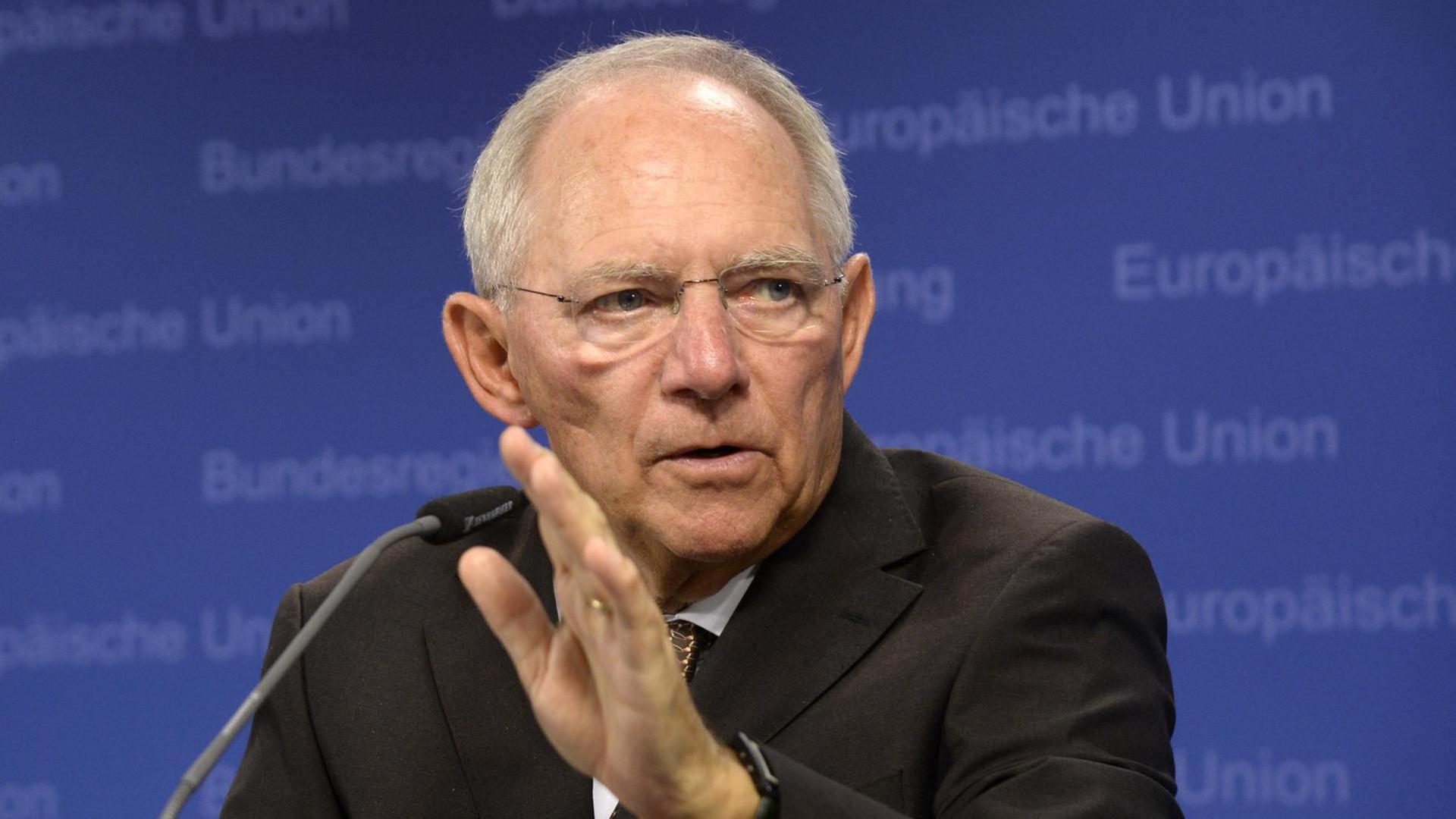 Bundesfinanzminister Wolfgang Schäuble (CDU) bei einer Pressekonferenz der Euro-Finanzminister in Brüssel. Bundesfinanzminister Wolfgang Schäuble (CDU) bei einer Pressekonferenz der Euro-Finanzminister in Brüssel.
