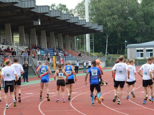 Rückwärtsläufer bei der Retrorunning-WM in Essen / Lauf über 10.000 Meter