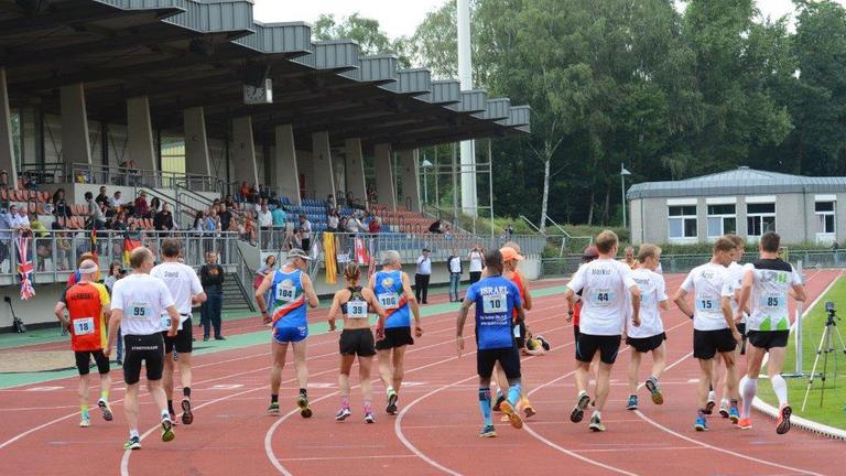 Rückwärtsläufer bei der Retrorunning-WM in Essen / Lauf über 10.000 Meter Rückwärtsläufer bei der Retrorunning-WM in Essen / Lauf über 10.000 Meter